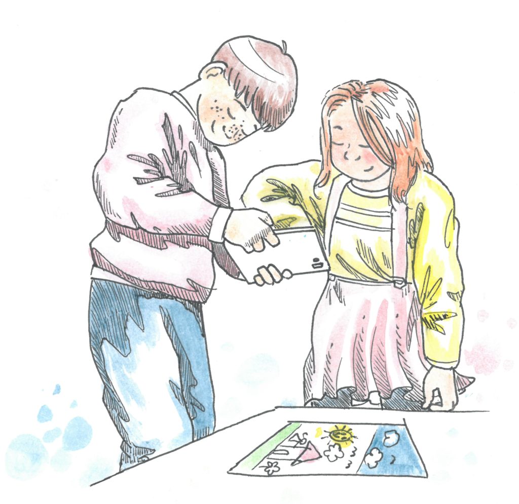 To barn fotograferer en tegning med ipaden. Et eksempel på innhold i videreutdanning om digital kompetanse.